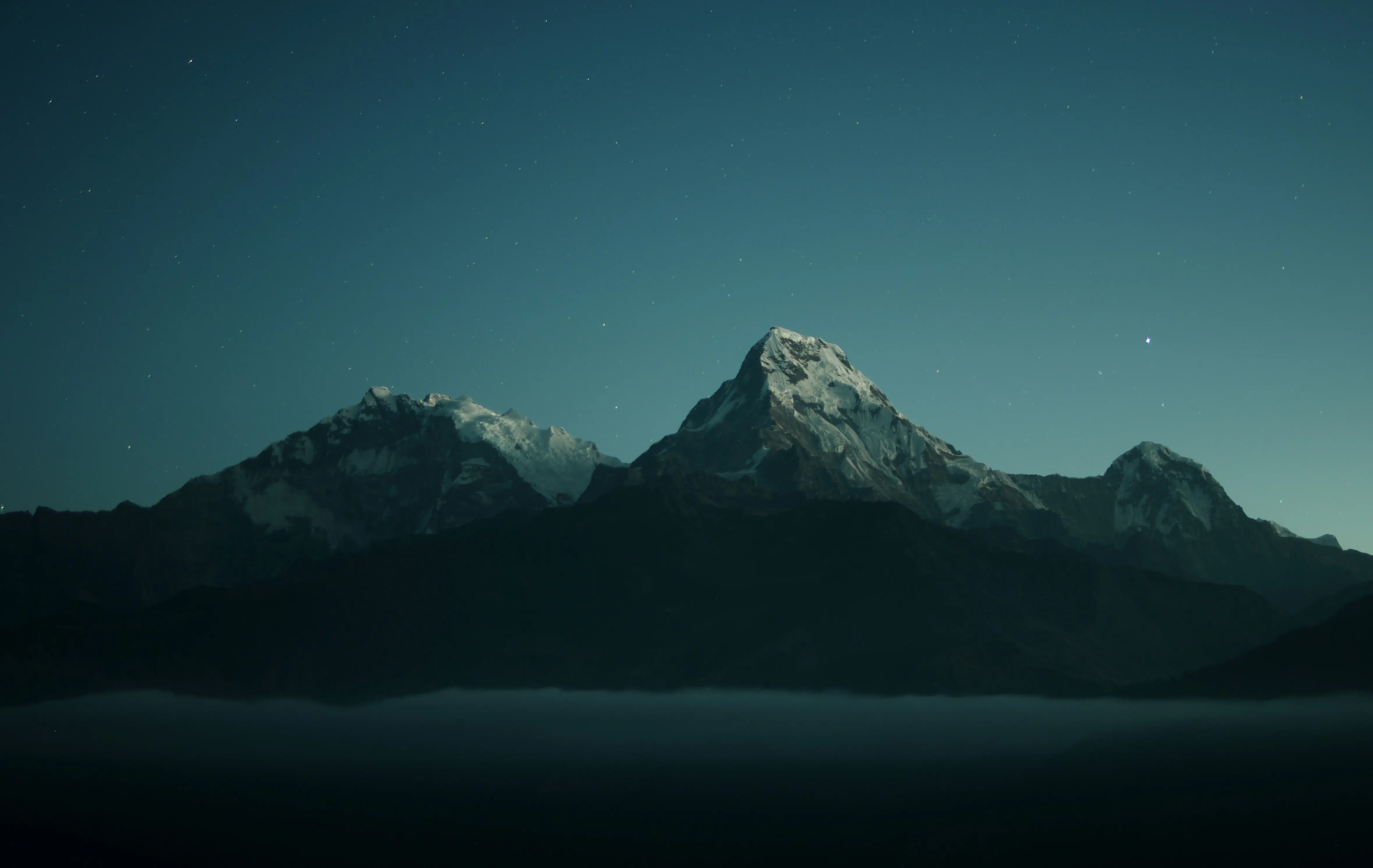 Montañas y un lago en una noche estrellada